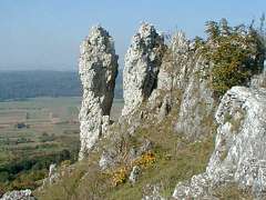 Felsnadeln am Gipfel des Walberla. Anklicken zum Vergrern